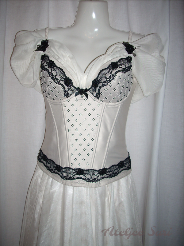 Vanhojen päivän juhlamekko korsettiyläosalla